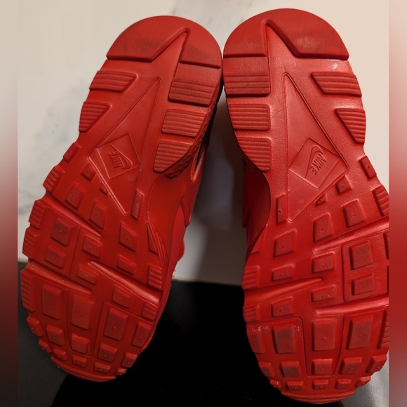 Nike Big Kids' Huarache Run Triple Red Sneakers Size 5.5Y MSRP $110 - Picture 12 of 12